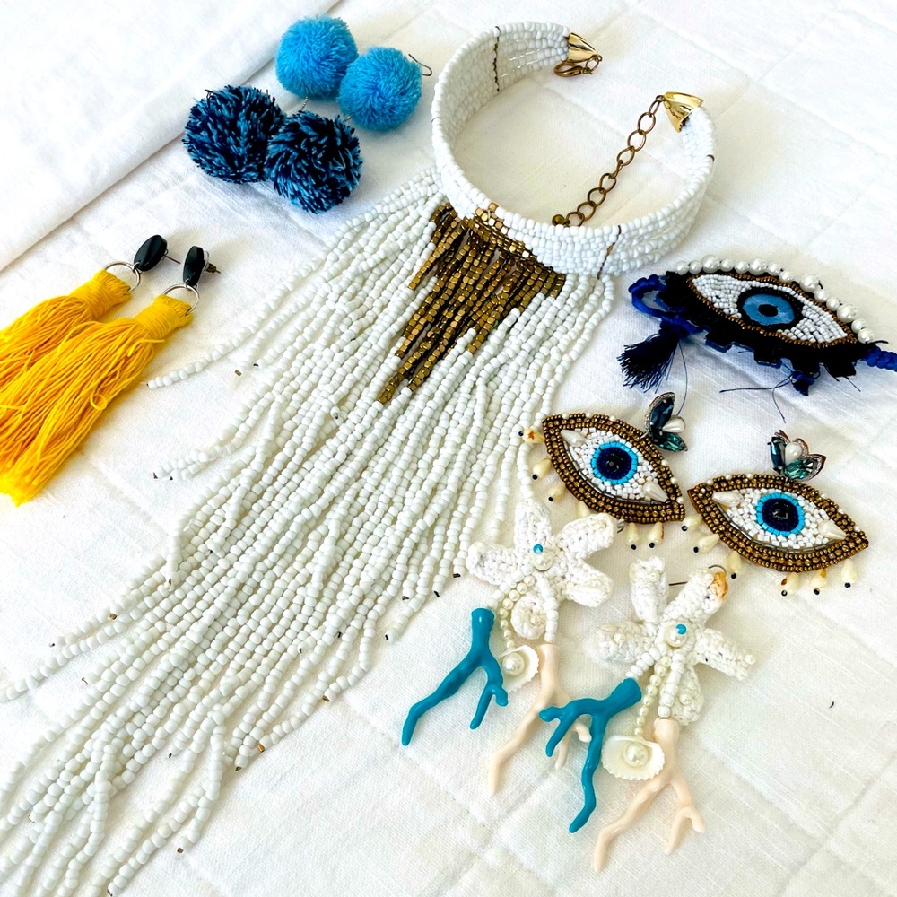 Bundle of 6 necklaces choker cascade white gold and blue, the evil eye earrings